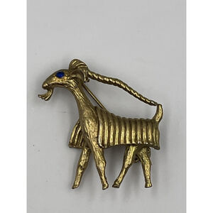 VINTAGE GOLD TONE ANTELOPE MOUNTAIN GOAT BROOCH PIN BLUE EYE HARD TO FIND THE BL